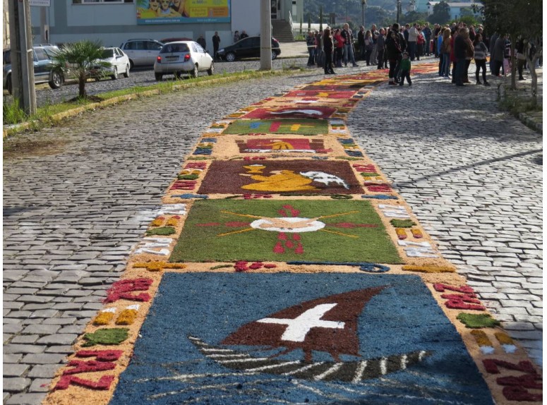 A BELA TRADIÇÃO DOS TAPETES DE CORPUS CHRISTI Correia A BELA TRADIÇÃO DOS TAPETES DE CORPUS CHRISTI Correia